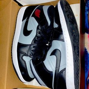 selling jordan 1 mids